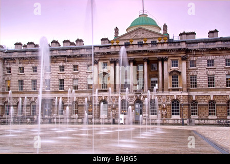 La cour centrale de Somerset House à Londres. Les fontaines dansantes ont été installés dans les années 90. Banque D'Images