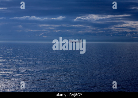 Les pétrolier en mer dans le détroit de Géorgie avec une lumière d'espoir à l'horizon. Banque D'Images