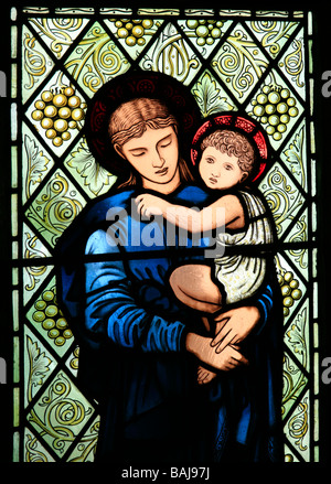 Une vitrail de Sir Edward Burne-Jones représentant la Madonna et l'enfant, l'église Saint-Edward le confesseur, Leek, Staffordshire, Banque D'Images