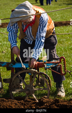 Homme habillé en costume d'aide d'une clé pour fixer un style traditionnel charrue, Avenches, Ayrshire, Scotland Banque D'Images