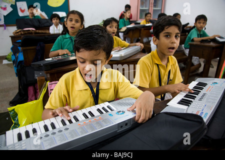Enfants / enfants / enfants dans un cours de musique à l'école de Hazira, près de Surat. Gujarat. Inde. Banque D'Images