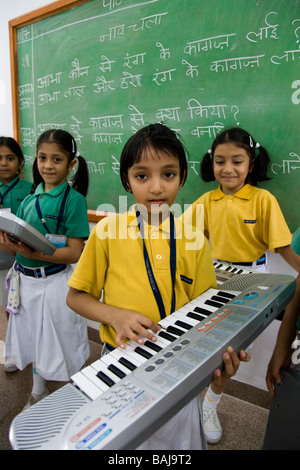 Enfants / enfants / enfants dans un cours de musique à l'école de Hazira, près de Surat. Gujarat. Inde Banque D'Images