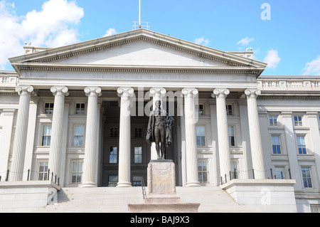 Le département du Trésor à Washington, D. C. avec une statue d'Alexander Hamilton, le premier secrétaire au Trésor. Banque D'Images