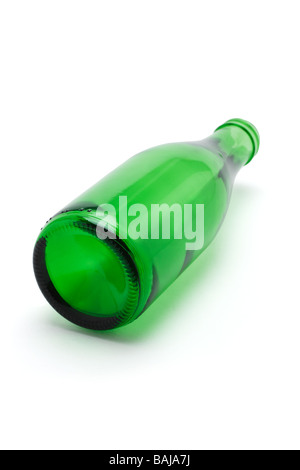 Bouteille en verre vide vert sur fond blanc Banque D'Images