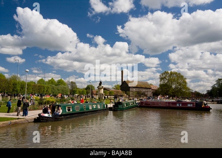 Narrowboats en bassin Bancroft Stratford Upon Avon Banque D'Images
