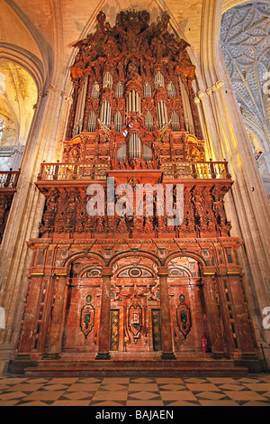 Orgue à tuyaux à l'intérieur de la Cathédrale de Séville et La Giralda (clocher et minaret), site du patrimoine mondial de l'UNESCO,Quartier de Santa Cruz. Banque D'Images