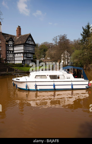 UK Angleterre Salford Worsley cabin cruiser sur le Canal de Bridgewater au Packet House Banque D'Images