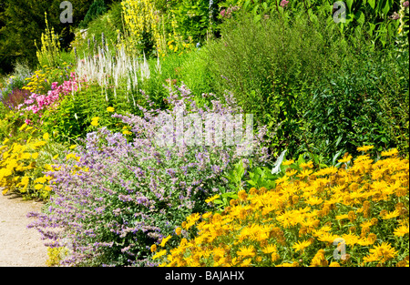 Une partie de la frontière à herbacées Jardins Waterperry, Wheatley, Oxfordshire, Angleterre, Oxon, UK Banque D'Images