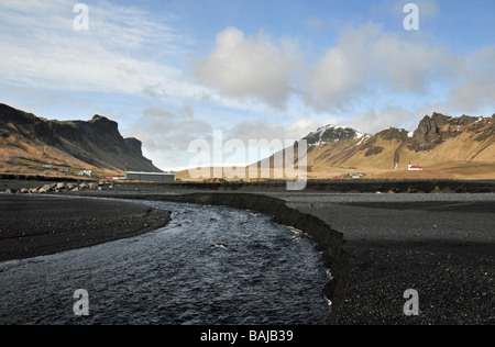 Les plages de sable de basalte noir à Vik, le sud de l'Islande Banque D'Images