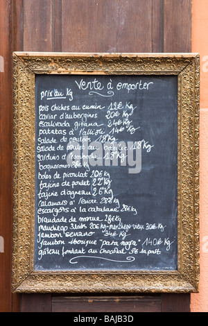 Restaurant menu écrit sur un tableau noir à Perpignan France Banque D'Images