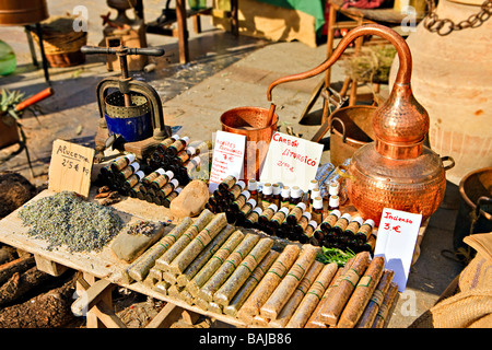 Distillerie à une échoppe de marché sur la Plaza de la Corredera,Ville de Cordoba, Site du patrimoine mondial de l'Unesco,province de Cordoue, Andalousie. Banque D'Images