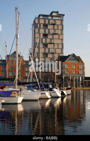 Yachts amarrés au port de plaisance d'Ipswich avec nouvelle construction appartement de luxe dans l'arrière-plan Banque D'Images