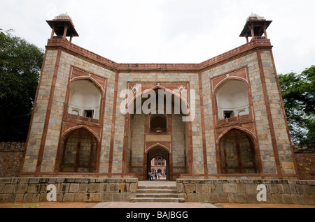 L'entrée ouest de l'emplacement de la tombe de l'Empereur Humayun le jardin. (Humayuns tomb.) Delhi, Inde. Banque D'Images