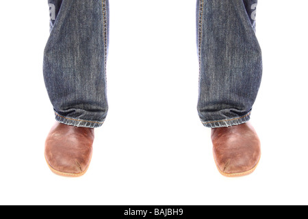 Les pieds mâles dans les chaussures en cuir brun sur un fond blanc Banque D'Images