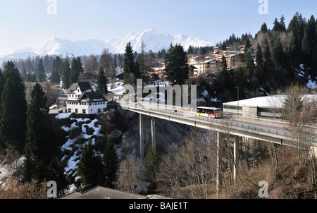 Près de Flims Laax montrant la navette de bus traversant la vallée suisse Banque D'Images