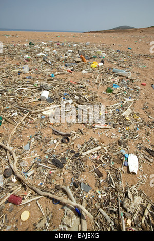 Une plage en Tunisie couvert de déchets rejetés de la Méditerranée Banque D'Images