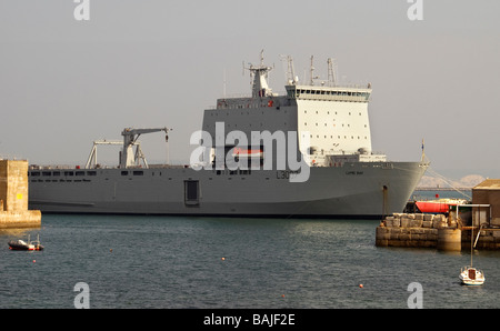 RFA Lyme Bay landing ship, commandé 2007, amarré à Portland, Dorset, UK Banque D'Images