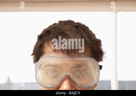 Homme portant des lunettes de protection à l'intérieur, Close up, section haute Banque D'Images