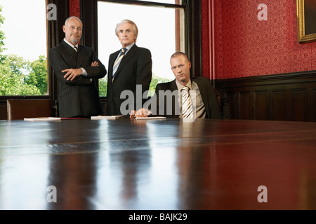 Les hommes dans la salle de conférence Banque D'Images