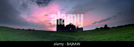 Knowlton est un petit salon dans le Dorset, en Angleterre. Les plus manifestes sont caractéristiques de ruine en ruine une église normande soleil panoramique Banque D'Images