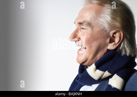 Hauts Homme portant un foulard, tête et épaules, en studio Banque D'Images