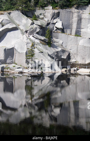 Carrière de granit rempli d'eau Banque D'Images