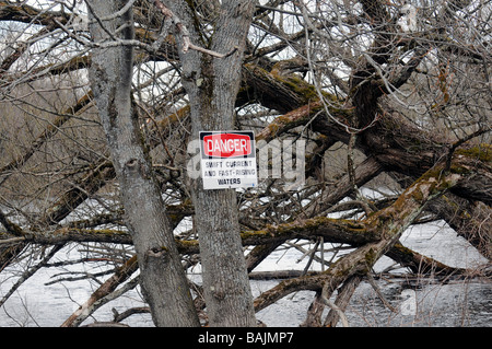 Inscrivez-vous sur la rive ouest de la rivière du Canada dans la région de l'État de New York au printemps de l'alerte rapide dangereuse montée des eaux. Banque D'Images