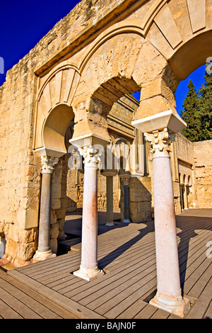 Arcades et colonnes de l'Edificio supérieure (la partie supérieure de la Basilique Basilica Bâtiment),Medina Azahara (Medinat al-Zahra). Banque D'Images