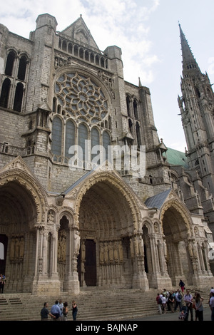 À la recherche jusqu'au monument, la cathédrale de Chartres, Eure et Loir, France Banque D'Images