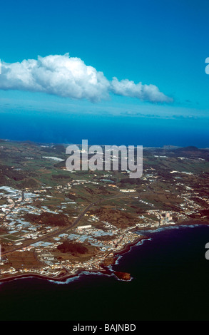 Vue aérienne de l'île de São Miguel, Açores, partie du Portugal au milieu de l'Atlantique montrant la côte sud-est Banque D'Images