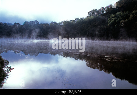 Tôt le matin, Misty réflexions des nuages sur la rivière Lot Aveyron France Banque D'Images