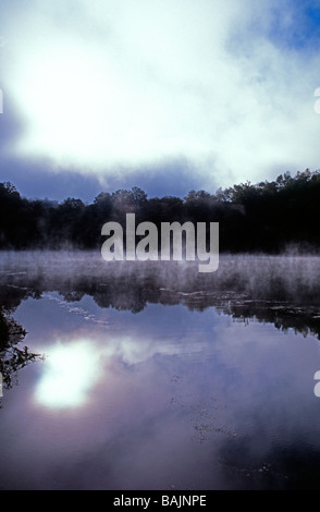 Tôt le matin les réflexions de Misty moody nuages sur la rivière Lot, Aveyron France Banque D'Images