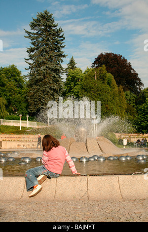 Girl à la Fontaine de l'eau ,à Marianske Lazne Banque D'Images