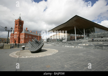 Ville de Cardiff, Pays de Galles du Sud. La Brian tomba conçu Merchant Mer War Memorial avec Pierhead Building en arrière-plan. Banque D'Images