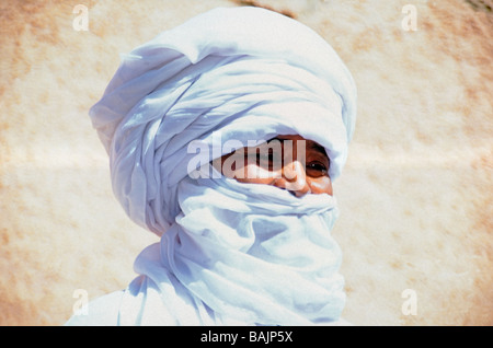 Tuareg en chèche de métier, Illizi Algérie désert du Sahara, Algérie, Afrique du Nord Banque D'Images