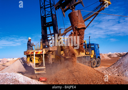 Un souffleur - Equipements d'exploitation minière en action sur les champs d'opale de Coober Pedy Australie du Sud Banque D'Images