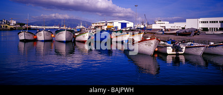 Lignes de bateaux de pêche au port de Ponta Delgada. L'île de São Miguel. Archipel des Açores. Le Portugal. L'Atlantique. L'Europe Banque D'Images