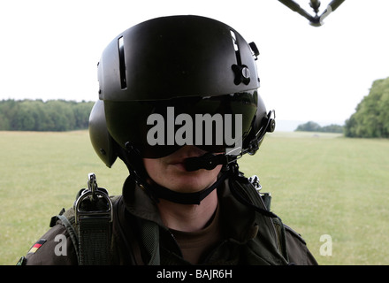 Paratrooper avec du casque et de la visière noire Banque D'Images