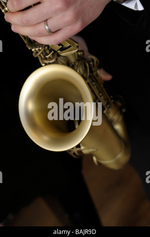 Close-up de saxophone alto joué Banque D'Images