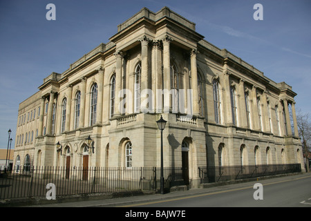 Ville de Swansea, Pays de Galles. Situé dans le quartier maritime, le Dylan Thomas Centre est situé dans l'ancien Swansea Guildhall. Banque D'Images