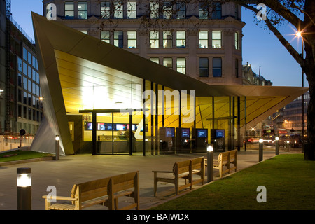 Ville de London Kiosque, Londres, Royaume-Uni, architectes, Ville de London kiosk crépuscule vue extérieure. Banque D'Images