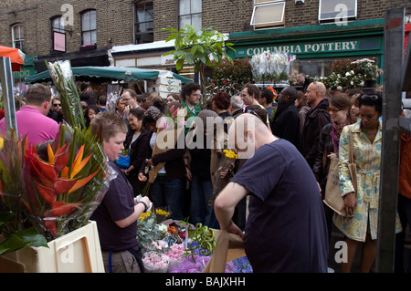 Les habitants et les visiteurs à la Columbia Rd Dimanche Marché aux Fleurs London England Banque D'Images