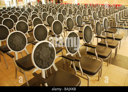 Chaises vides dans la salle de conférence Banque D'Images