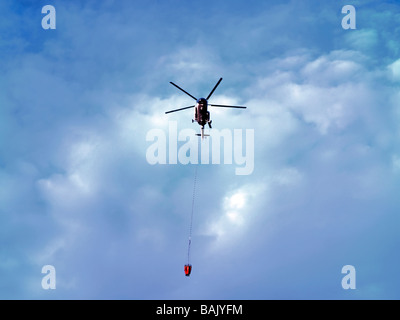 Hélicoptère de lutte contre l'incendie ER MHZ 8Mil Mi 1 MTV avec un hélicoptère de transport lourd de l'eau transportant Bambi Bucket suspendus à un mètre 30 l Banque D'Images