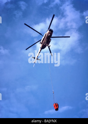 La lutte contre l'incendie ER MHZ Mil Mi 8MTV 1 Bambi d'hélicoptères de seau avec une palangre de 30 mètres Banque D'Images