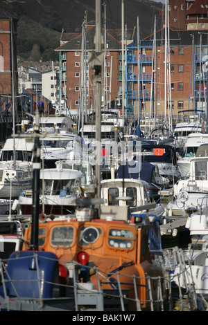 Ville de Swansea, Pays de Galles. Bateaux de loisirs dans le bassin sud de Dunstaffnage Marina au cœur de la quartier maritime régénéré. Banque D'Images