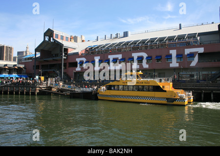 Taxi de l'eau à New York South Street Seaport. Banque D'Images