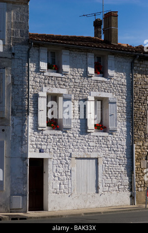 Portes Fenêtres et volets à Saintes Charente Maritime France Banque D'Images