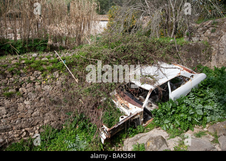 Ancien des années 1970 / années 1980, Toyota ou Datsun ruiné et abandonné dans un ruisseau. Banque D'Images