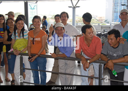 Les personnes en attente d'accueillir les passagers arrivant à l'Aéroport International de Tan Son Nhat à Ho Chi Minh City Vietnam Banque D'Images